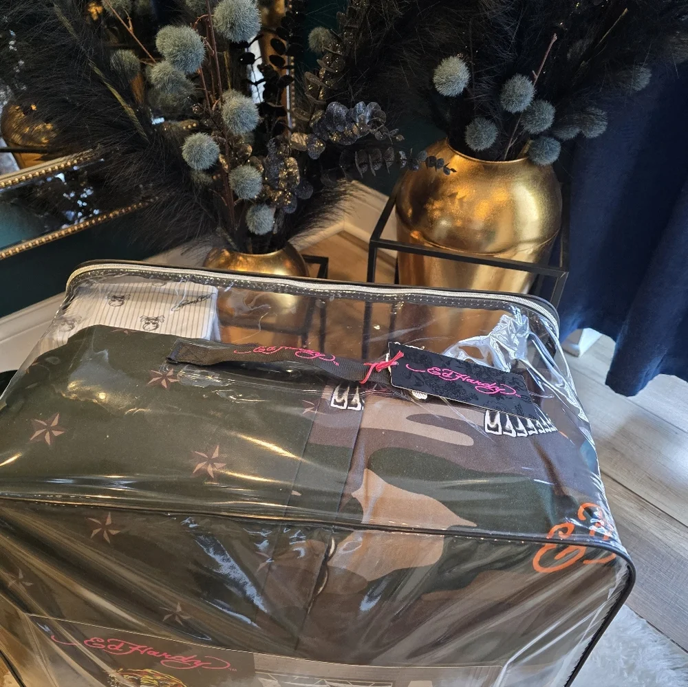 Ed Hardy Queen reversible 8piece Bedding set new